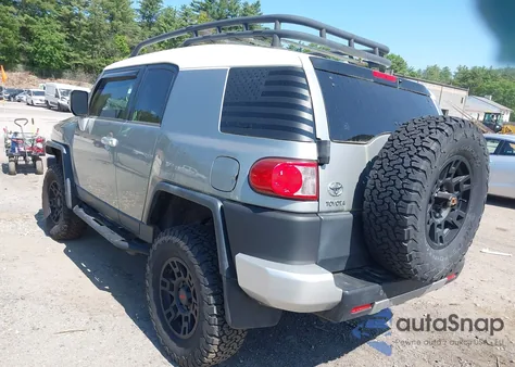 2011 Toyota Fj Cruiser z USA, uszkodzony, nr VIN JTEBU4BF8BK108066